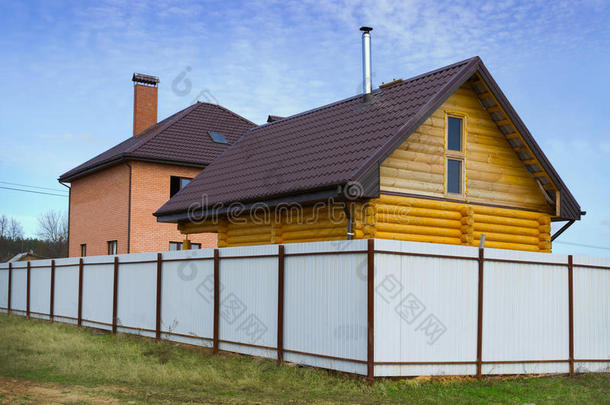 篱笆后面的砖木房子