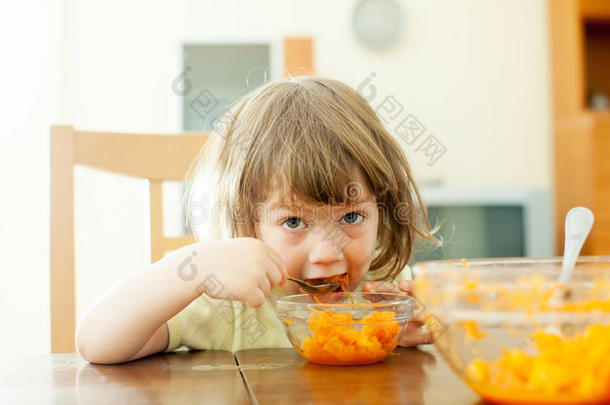 两岁小孩吃胡萝卜色拉