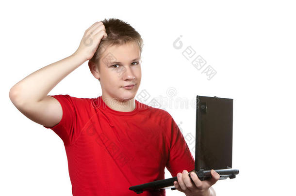 一个穿着红色t恤的年轻人，手里拿着笔记本电脑，背景是白色
