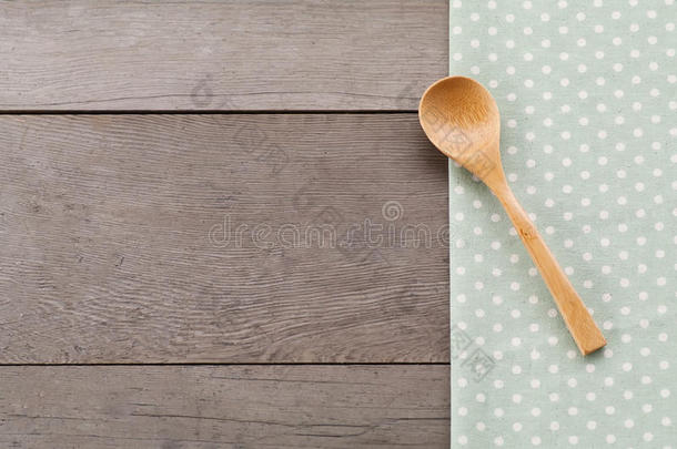 点织物纹理，木质纹理背景上的木制swooden勺子