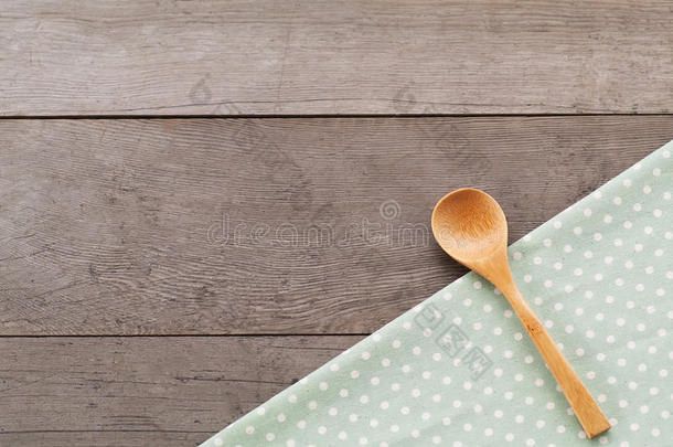 点织物纹理，木质纹理背景上的木制swooden勺子