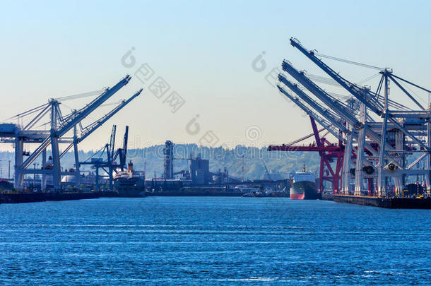 西雅图华盛顿港有红白起重机和货轮