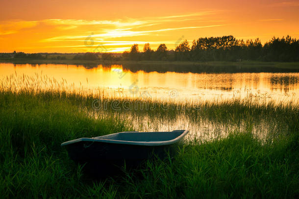 日落时，船在河边的草地上