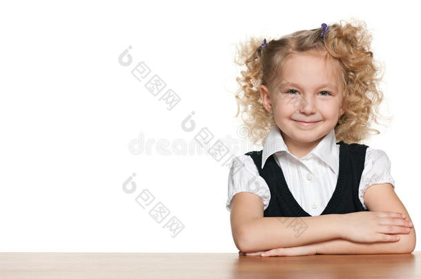书桌上漂亮的小女生