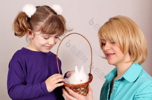 带着白色兔子宠物的女儿和母亲