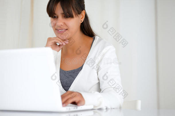 年轻女子在笔记本电脑上上网
