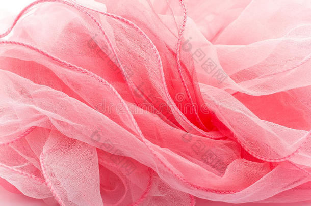 粉色丝巾。