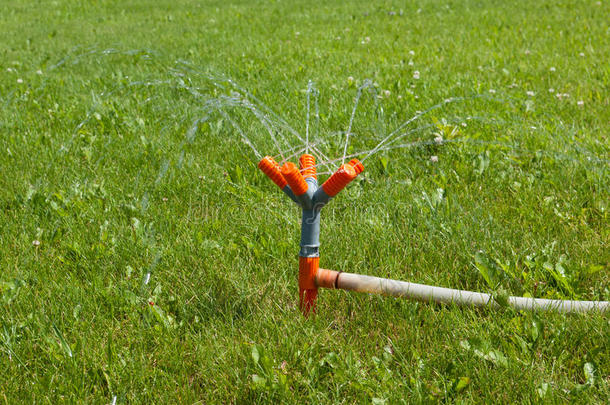 用喷雾管给草坪浇水