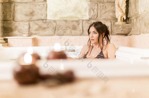 年轻漂亮的女人在热<strong>水浴</strong>缸里放松