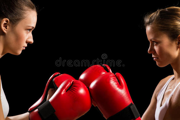 两名女子拳击手的对峙