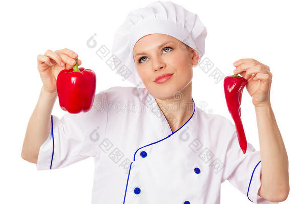穿着职业制服的漂亮女厨师拿着天然红辣椒，<strong>困惑</strong>不解