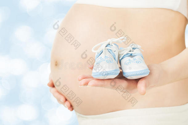 孕妇肚皮和新生婴儿靴