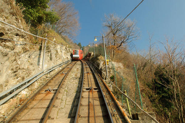 布鲁纳特或索道铁路-一列可爱的小火车上山