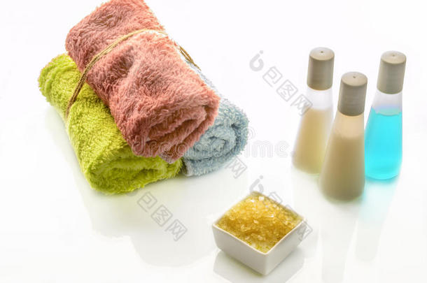沐浴用品和柔软的多色毛巾