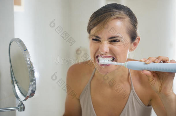 脸上带着鬼脸刷牙的女人