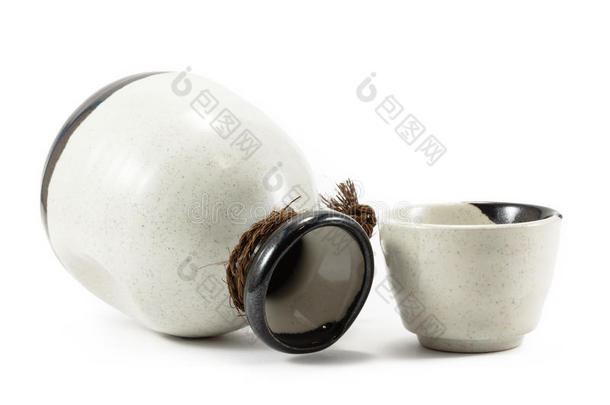 白色背磨上的空陶<strong>瓷罐</strong>和杯子