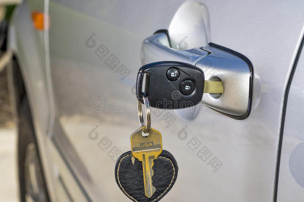 suv车门上的车钥匙
