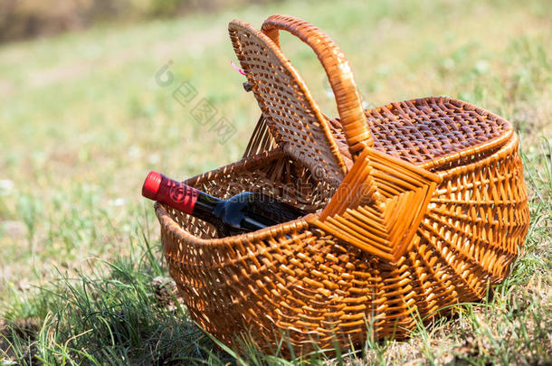 阳光明媚的户外野餐白天野餐篮子