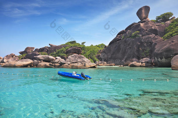 停泊在海湾充气船上