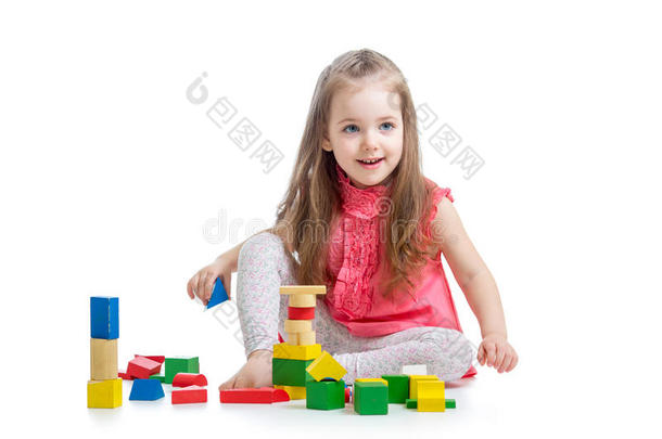 玩积木玩具的小女孩