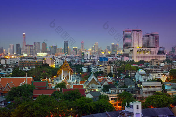 泰国曼谷市中心的寺庙，<strong>夜色</strong>都市天际线。