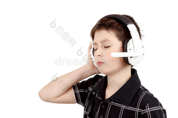 戴着耳机听音乐的快乐男孩的画像