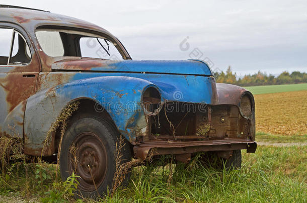 生锈的旧车