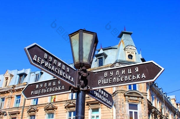 带路牌的旧灯笼通往著名的德里巴索夫斯卡娅街