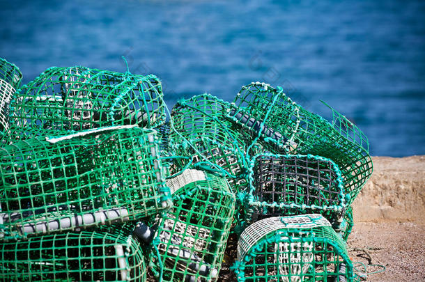 捕龙虾和捕蟹器堆放在港口