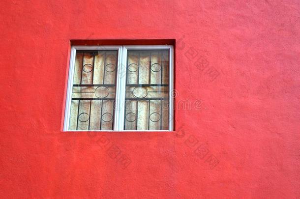 旧红墙上的窗户