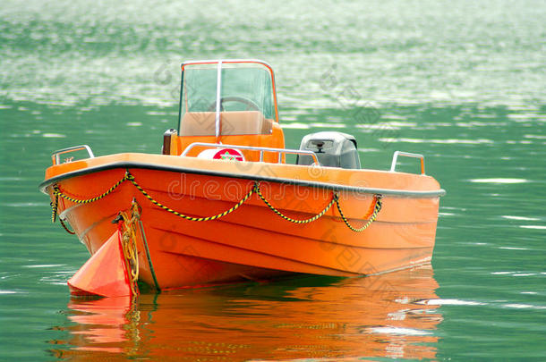水上橙色救援船