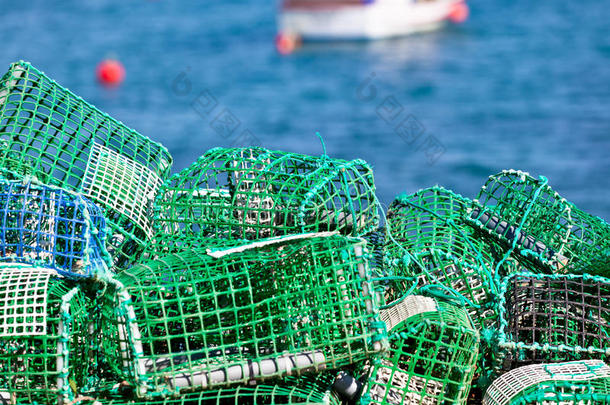 捕龙虾和捕蟹器堆放在港口