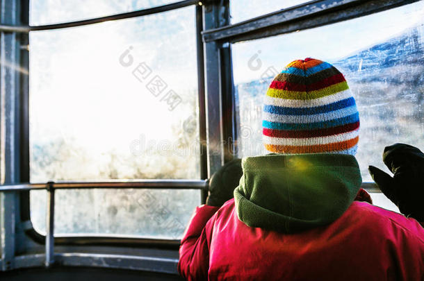 坐缆车的男孩望着窗外