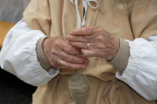 一位老年妇女在羊毛衫加工过程中的双手