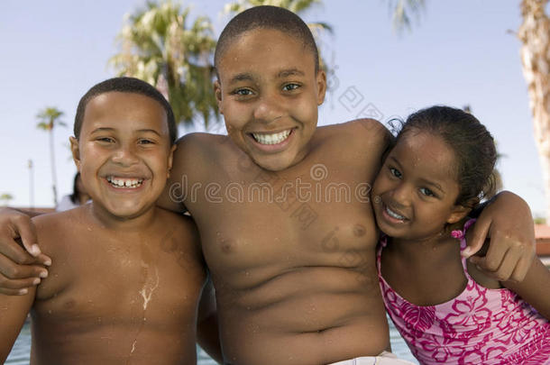 女孩（5-6）男孩（7-9）男孩（10-12）在游泳池的正面照片。