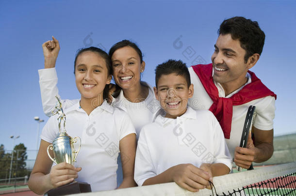 网球场网球场上的网球家庭女儿手持奖杯肖像