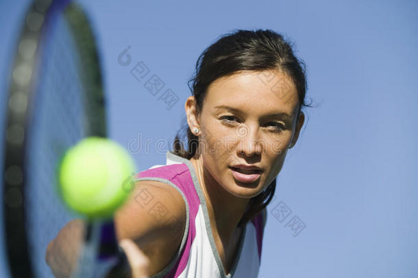 女子网球运动员近距离击球