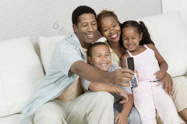 家人用摄像电话在沙发上合影