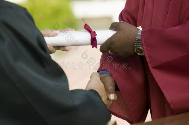 中段毕业证及握手