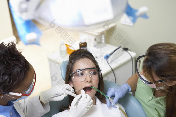 牙科诊所的牙医检查病人的牙齿