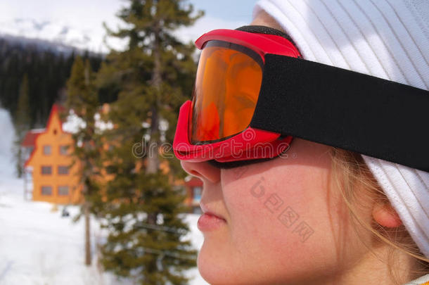 戴山地滑雪眼镜的女人
