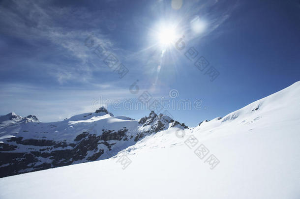 太阳底下白雪皑皑的山峰