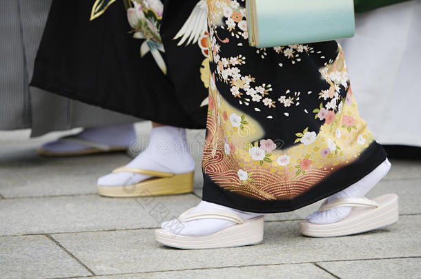 明治神社穿传统服装的日本妇女