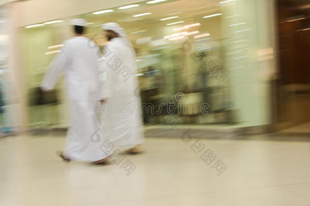 迪拜阿联酋的两名男子传统上穿着<strong>洗碗机</strong>和古特拉白色长袍和头饰。