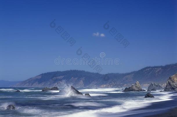 加州门多西诺县的海浪撞击岩石