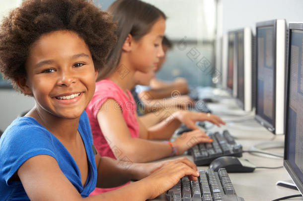 在教室里使用电脑的小学生