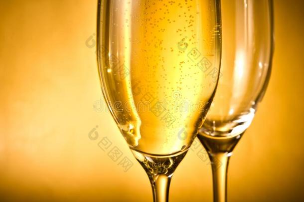 一杯<strong>香槟</strong>，一杯空的，有<strong>金色</strong>气泡和文字空间