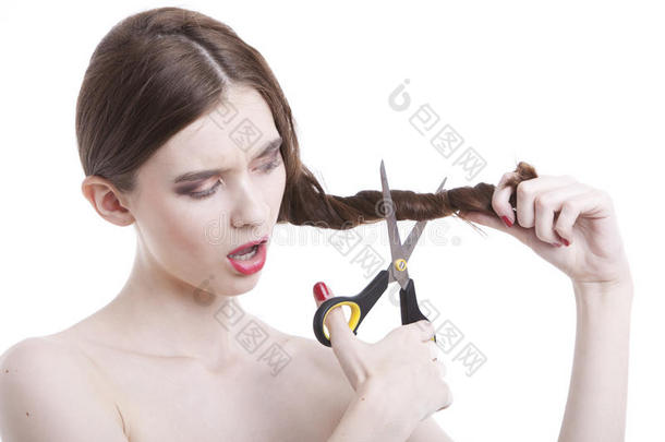 一个年轻漂亮的女人，用剪刀在白底上剪头发