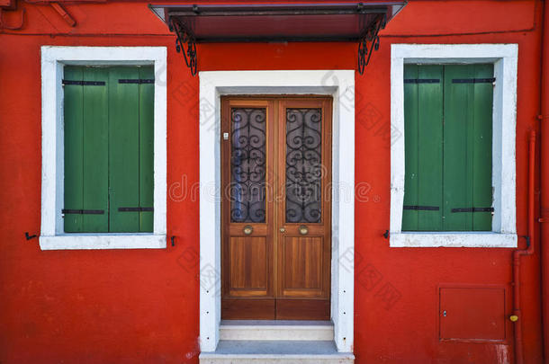 意大利布拉诺的一栋红色房子前