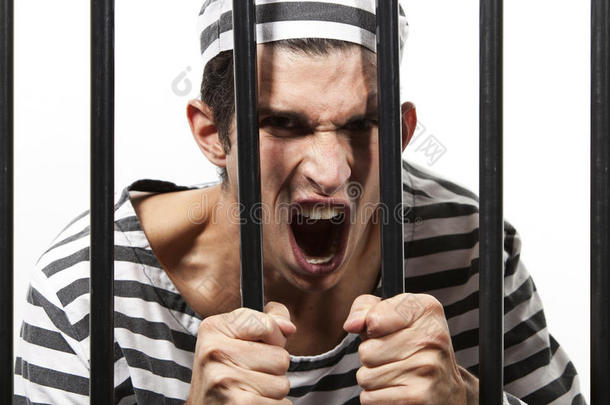 犯人在监狱里大喊大叫
